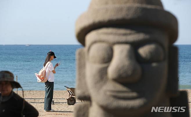 [제주=뉴시스] 우장호 기자 = 2일 오후 제주시 이호해수욕장에서 반팔 차림을 한 관광객들이 눈에 띈다. 2023.11.02. woo1223@newsis.com