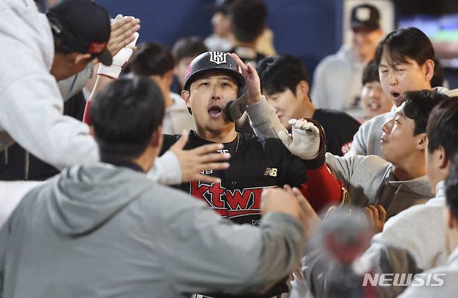 [창원=뉴시스] 김근수 기자 = 3일 오후 경남 창원NC파크에서 열린 2023 KBO 플레이오프 KT 위즈 대 NC 다이노스의 4차전 경기, 4회초 무사 주자 없는 상황에서 KT 황재균이 좌익수 뒤 솔로홈런을 치고 덕아웃에서 선수들과 기쁨을 나누고 있다. 2023.11.03. ks@newsis.com