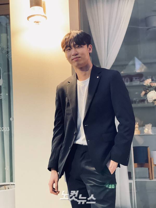 웹툰 '여우자매' 갈치 작가와 노컷뉴스가 인터뷰 사진 촬영을 하고 있다. 김민수 기자