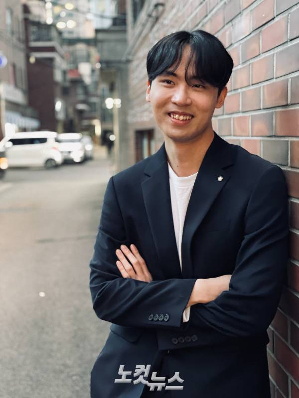 웹툰 '여우자매' 갈치 작가와 노컷뉴스가 인터뷰 사진 촬영을 하고 있다. 김민수 기자