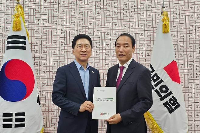 국민의힘 주기환 광주시당 위원장이 2일 김기현 대표를 만나 내년 국비 예산 지원을 요청했다. 국민의힘 광주시당 제공