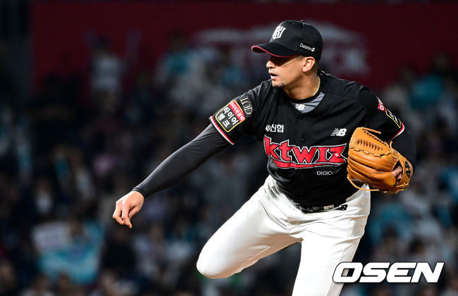 [OSEN=창원, 최규한 기자] 3일 오후 창원 NC파크에서 ‘2023 신한은행 SOL KBO 포스트시즌 플레이오프’ 4차전 NC 다이노스와 KT 위즈의 경기가 열렸다.2회말 KT 선발 쿠에바스가 힘차게 공을 뿌리고 있다. 2023.11.03 / dreamer@osen.co.kr