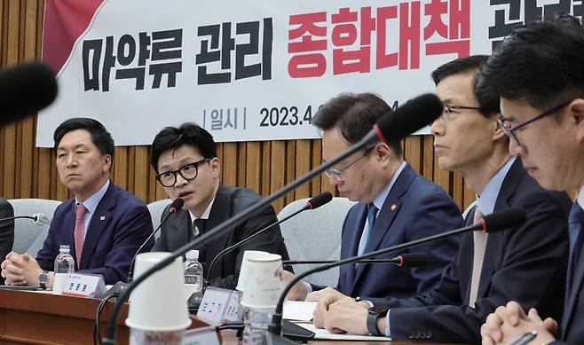 4월21일 국회에서 열린 '마약류 관리 종합대책' 당정협의회에서 한동훈 법무장관(왼쪽 두 번째)이 발언하고 있다. ⓒ연합뉴스