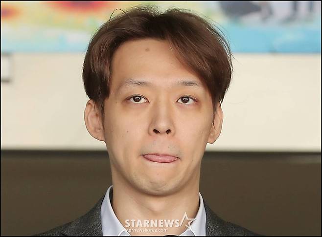 총 7차례 마약투약혐의로 구속된 가수 겸 배우 박유천이 3일 오전 경기 수원남부경찰서에서 검찰 송치를 위해 호송 차량으로 이동하고 있다. /사진=김창현 기자 chmt@