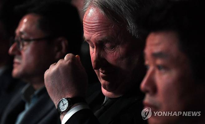 눈 감은 인요한 혁신위원장 (서울=연합뉴스) 김성민 기자 = 국민의힘 인요한 혁신위원장이 29일 오후 서울 중구 서울광장에서 열린 이태원 참사 1주기 시민추모대회에 참석해 추모사를 들으며 눈을 감고 있다. 2023.10.29 [공동취재] ksm7976@yna.co.kr