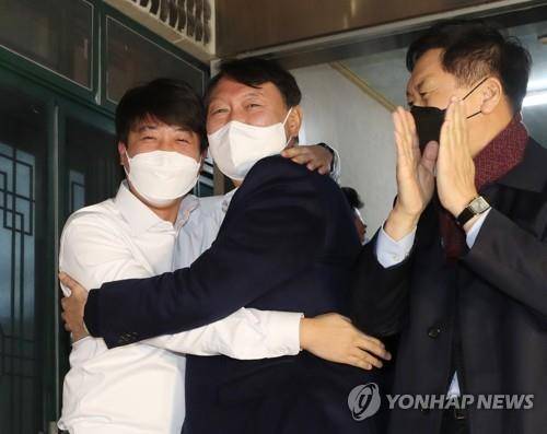 만찬 회동 후 포옹하는 윤석열-이준석     (울산=연합뉴스) 김용태 기자 = 국민의힘 윤석열 대선 후보와 이준석 대표가 3일 오후 울산시 울주군 한 식당에서 만찬 회동 후 포옹하고 있다. 2021.12.3