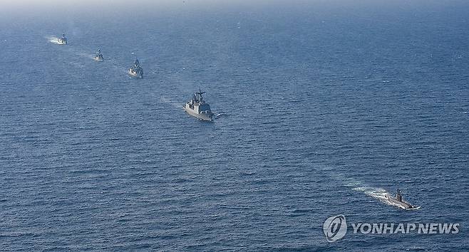 한국·호주, 울산 인근 해상에서 연합훈련 실시 (서울=연합뉴스) 한국과 호주 해군 함정이 2일 울산 인근 해상에서 연합작전 수행능력 및 상호운용성 강화를 위해 해상 연합훈련을 실시하고 있다. 
    사진은 오른쪽부터 한국 해군 이종무함, 강감찬함, 호주 왕립 해군 투움바함, 한국 해군 대천함, 경남. 2023.11.2 [해군 제공. 재판매 및 DB 금지] photo@yna.co.kr