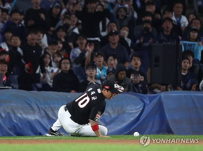 황재균, '앗' (창원=연합뉴스) 류영석 기자 = 2일 경남 창원NC파크에서 열린 2023 KBO리그 플레이오프 3차전 kt wiz와 NC 다이노스의 경기.
    6회말 무사 상황에서 황재균이 김주원의 타구를 놓치고 있다. 2023.11.2 ondol@yna.co.kr