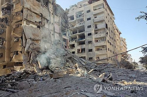 이스라엘 공습에 무너진 가자지구 내 한 건물 모습. [AFP 연합뉴스 자료사진]