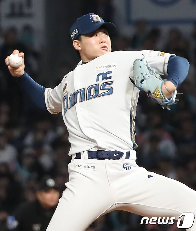 3일 오후 경남 창원시 마산회원구 창원NC파크에서 열린 프로야구 '2023 신한은행 SOL KBO 포스트시즌' 플레이오프 4차전 kt 위즈와 NC 다이노스의 경기 4회초 2사 NC 이준호가 역투하고 있다. 2023.11.3/뉴스1 ⓒ News1 윤일지 기자