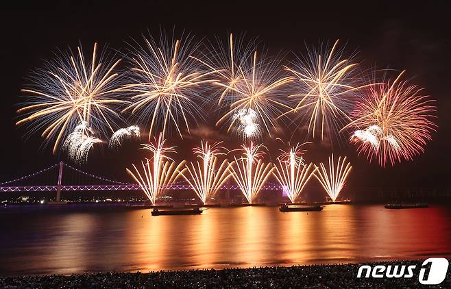 4일 오후 부산 수영구 광안리해수욕장 일대에서 열린 '제18회 부산불꽃축제'에서 화려한 불꽃이 부산 밤바다를 수놓고 있다. 2023.11.4/뉴스1 ⓒ News1 윤일지 기자