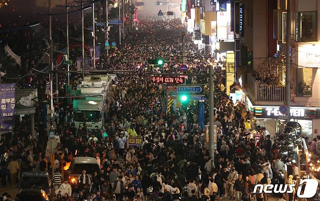 4일 오후 부산 수영구 광안리해수욕장 일대에서 열린 '제18회 부산불꽃축제'를 찾은 관람객들이 관람을 마치고 빠져나가고 있다. 2023.11.4/뉴스1 ⓒ News1 윤일지 기자