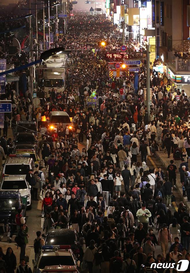 4일 오후 부산 수영구 광안리해수욕장 일대에서 열린 '제18회 부산불꽃축제'를 찾은 관람객들이 관람을 마치고 빠져나가고 있다. 2023.11.4/뉴스1 ⓒ News1 윤일지 기자