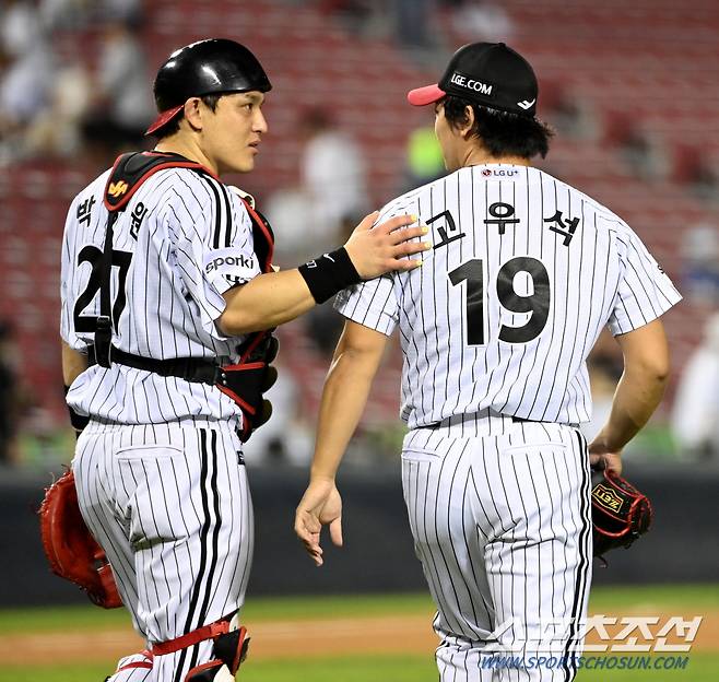 2023 KBO리그 키움 히어로즈와 LG 트윈스의 경기가 12일 잠실야구장에서 열렸다. 9회초 LG 고우석이 키움 도슨의 강습타구를 몸에 맞은 후 고통을 호소하고 있다. 잠실=허상욱 기자wook@sportschosun.com/2023.08.12/