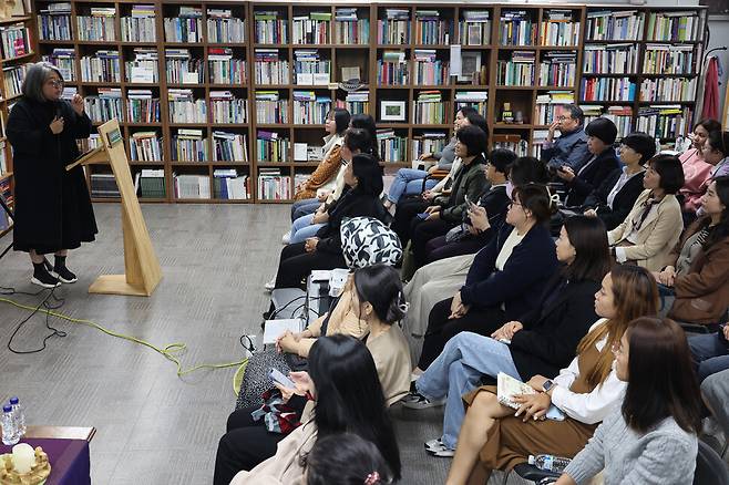 지난달 31일 광주 동구 다문화평화교육연구소에서 ‘빵과 장미- 생존할 권리와 존엄할 권리’를 주제로 열린 제2회 광주이주민인권포럼에서 정혜실씨가 주제 강연을 하고 있다. 김혜윤 기자