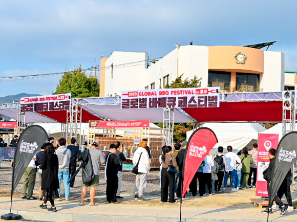 충남 홍성군이 백종원 더본코리아 대표와 손잡고 개막한 '2023 글로벌 바비큐 페스티벌'의 첫날 인파가 10만 명을 넘어선 것으로 잠정 집계됐다. [사진=홍성군 페이스북]