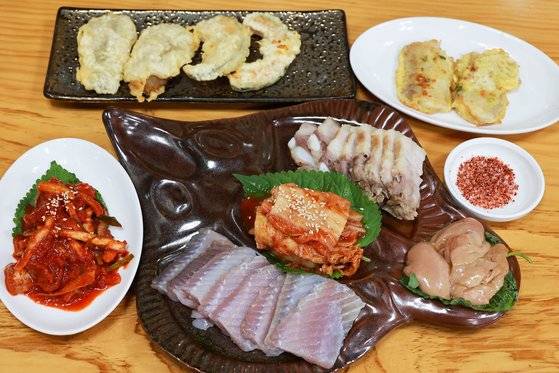 홍어로 만든 회와 음식들. 정약전의 『자산어보(玆山魚譜)』에는 “회, 구이, 국, 어포로 좋다”고 기록돼 있다. 프리랜서 장정필