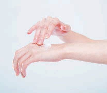 〈피부건조증〉 샤워 직후 크림 보습제로 피부 장벽 강화