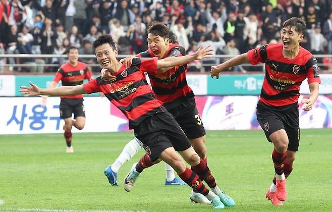 4일 포항 스틸야드에서 열린 2023 하나원큐 대한축구협회(FA)컵 결승 포항 스틸러스와 전북 현대의 경기. 포항 김종우가 역전 골을 넣고 세레머니하고 있다. 연합뉴스