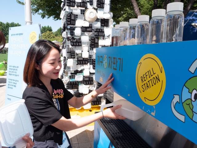 서사라(23)씨가 지난해 10월 30일 서울시 자연순환박람회에 초청받아 세제를 리필(refill)할 수 있는 ‘지구자판기’를 시연하고 있다. 서씨 제공