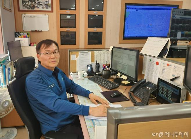 이태근 서울 동대문경찰서 상황1팀장(60)은 1989년에 경찰 마크를 단 뒤 서울경찰청, 남대문경찰서, 동대문경찰서 상황실 등에서 근무한 '베테랑'이다./사진=최지은 기자