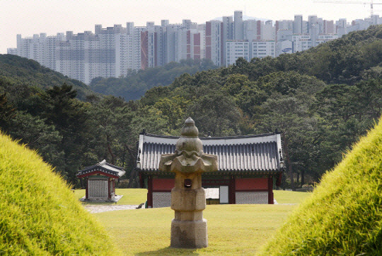 경기 김포시 풍무동 소재 조선 왕릉 장릉 능침에서 바라본 인천 서구 검단동 신축 아파트 단지의 모습. 뉴시스