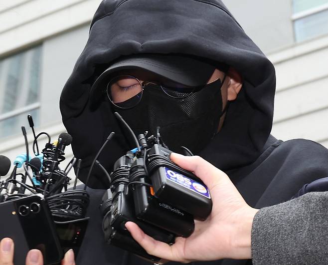 전 펜싱 국가대표 남현희씨 재혼 상대로 알려진 뒤 사기 의혹이 확산한 전청조씨가 3일 오후 서울동부지법에서 열린 영장실질심사을 마친 뒤 법원을 나서고 있다. [연합]