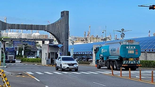 [뉴시스=서산]충남 서산시 대산읍에 있는 현대오일뱅크 본사로 유조차가 들어가고 있다. 2023.08.29. ssong1007@newsis.com  *재판매 및 DB 금지