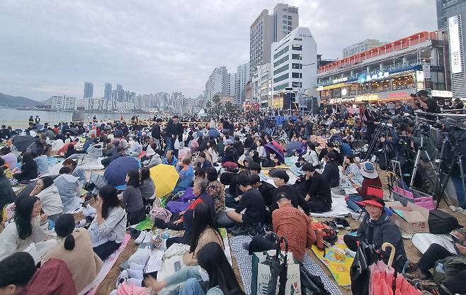 4일 오후 부산 광안리해수욕장 백사장에는 이른 시각부터 사람들이 모여 '제18회 부산불꽃축제'의 시작을 기다리고 있다. 김혜민 기자