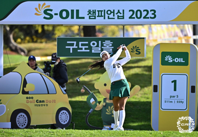 성유진이 4일 S-OIL 챔피언십 3라운드 1번 홀에서 티샷을 하고 있다. 사진 제공=KLPGA