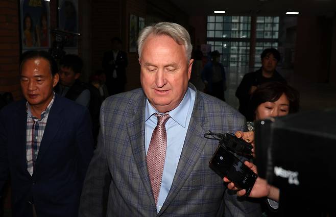 인요한 국민의힘 혁신위원장이 4일 오후 부산 경성대학교에서 열린 이준석 전 대표, 이언주 전 의원이 진행하는 토크콘서트에 참석한 뒤 자리를 뜨고 있다. ⓒ연합뉴스