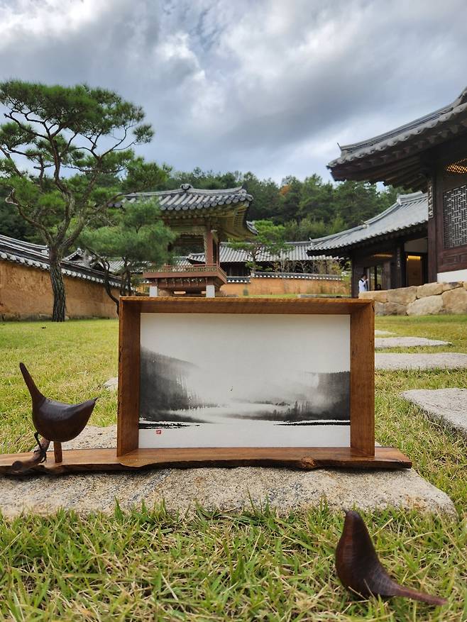 한 객실 앞 마당에 놓은 홍푸르메 작가 작품 [도광환 기자 촬영]