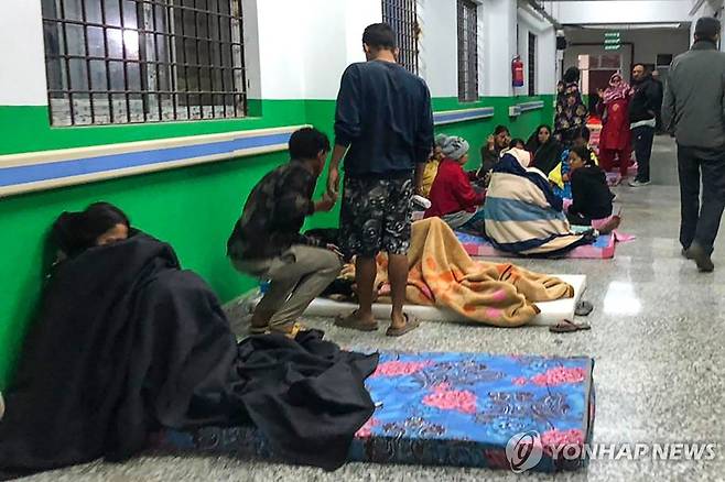 네팔 서부서 강진…"최소 69명 사망·수십명 부상" [AFP=연합뉴스] 자자르콧 지역 병원 복도로 모인 생존자들