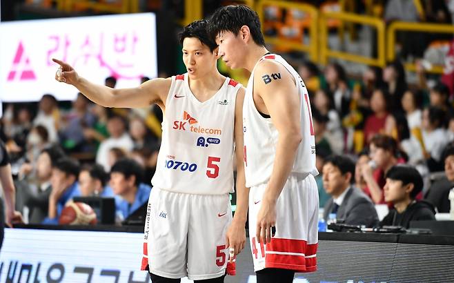 김선형과 오세근 [KBL 제공. 재판매 및 DB금지]