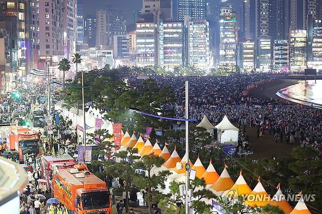 부산불꽃축제 인파 (부산=연합뉴스) 손형주 기자 = 4일 오후 부산 광안리해수욕장 일대가 광안리불꽃축제를 보기위한 관람객들로 북적이고 있다. 2023.11.4 handbrother@yna.co.kr