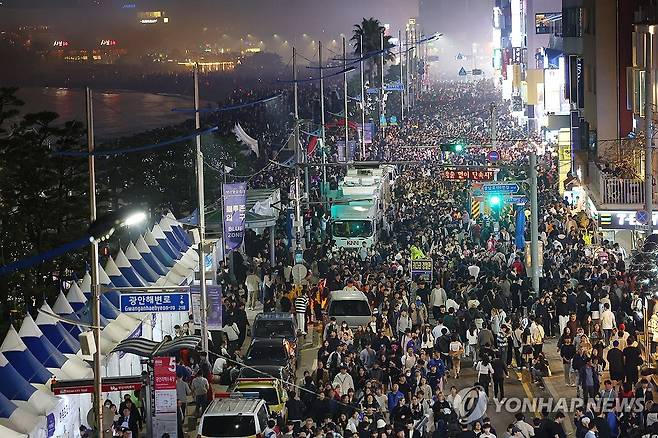 부산불꽃축제 인파 (부산=연합뉴스) 손형주 기자 = 4일 오후 부산 광안리해수욕장 일대에서 열린 제18회 부산불꽃축제가 끝난 뒤 해변로가 인파로 붐비고 있다. 2023.11.4 handbrother@yna.co.kr