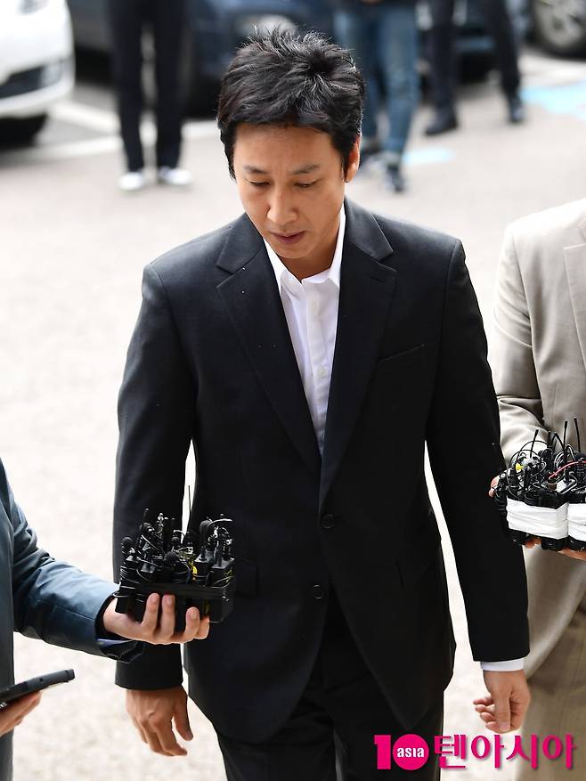 Actor Lee Sun Gyun (48), who is accused of Drug Oral administration, was reported to have been deceived by the director of the entertainment establishment and made a right to silence that he did not know it was Drug and Oral administration.According to the legal circles on the 5th, Lee Sun Gyun, who is accused of Hemp and psychotropic charges under the Drug Management Act, said in the second recall investigation received from the IncheonPolice Drug Crime Susa system the previous afternoon, I was deceived by A (29 and female) I did right to silence.Mr. A deceived me and gave me something, he said. I did not know it was Drug.Lee Sun Gyuns claim is seen as a right to silence, which virtually acknowledges the Drug Oral administration charge but denies intent.Police said they plan to further confirm whether Lees right to silence, I was deceived by Mr. A, is credible.In addition, based on Lees other right to silence secured in the second survey the day before, Susa will be reinforced and will demand a third attendance soon.Currently, there are 10 people in total, including Lee and singer G-Dragon (35 and real name Kwon Ji-yong), who are under investigation by the Incheon Police Agency for Drug Oral administration.A police official said, Lee Sun Gyun has been sincerely investigated, but said, Lee Sun Gyuns allegations can not be revealed as a specific Susa matter.Earlier, he was investigated for three hours the day before, and told reporters, I sincerely told the truth about various questions, but did not disclose specific rights to silence.A worked at an entertainment establishment in Gangnam, Seoul, and became acquainted with celebrities such as Lee, a so-called membership room salon that mainly targets high-income earners.He is also accused of delivering Drugs supplied by his current physician to Lee and Kwon, and Lee Sun Gyun also provided Jasins house as a Drug Oral administration site.A has been identified as a six-year-old drug, including Drug Oral administration, and a large amount of psychotropic medicines have been found in simple tests before being arrested.Lee Sun Gyun accused Mr. A and Mr. B, an unidentified person, of blackmail, blackmail  ⁇  Cinémix Par Chloé in connection with this case and tore up 350 million won last month when Jasins Drug Oral administration allegations were raised.However, Mr. A said, I was also blackmail  ⁇  Cinémix Par Chloé through social networking services (SNS) from Mr. B who doubted the relationship between me and Lee Sun Gyun. I do not know exactly who Blackmail  ⁇  Cinémix Par Chloé is.On the other hand, Lee Sun Gyun recently received a negative judgment from the National Science Susa Research Institute, which conducted a simple reagent test using urine and collected hair.