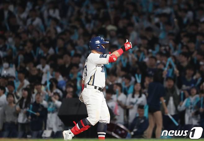 3일 오후 경남 창원시 마산회원구 창원NC파크에서 열린 프로야구 '2023 신한은행 SOL KBO 포스트시즌' 플레이오프 4차전 kt 위즈와 NC 다이노스의 경기 6회말 2사 NC 손아섭이 안타를 친 후 엄지를 치켜세우고 있다. 2023.11.3/뉴스1 ⓒ News1 윤일지 기자