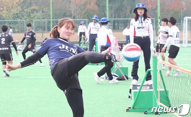 5일 오전 광주 첨단체육공원에서 제2회 뉴스1배 한마당 족구대회가 열린가운데 선수들이 힘찬 경기를 하고 있다. 뉴스1 광주·전남본부가 주최하고 광주광역시족구협회가 주관하는 이번 대회에는 89개팀, 800여명의 선수가 참여했다. 2023.11.05/뉴스1 ⓒ News1 김태성 기자