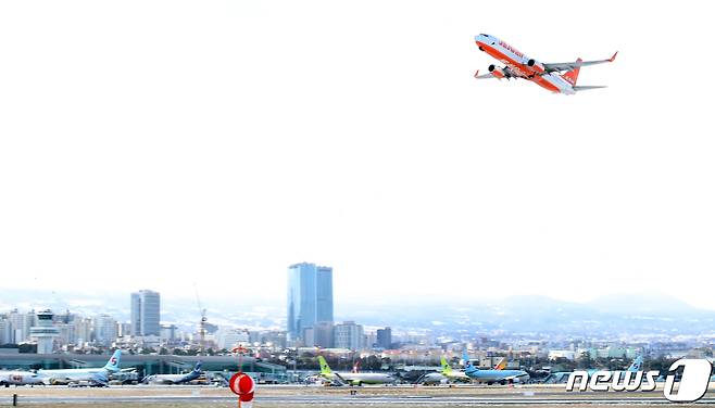 제주공항 계류장에서 항공기가 이륙하고 있다. 2023.1.25/뉴스1 ⓒ News1 오현지 기자