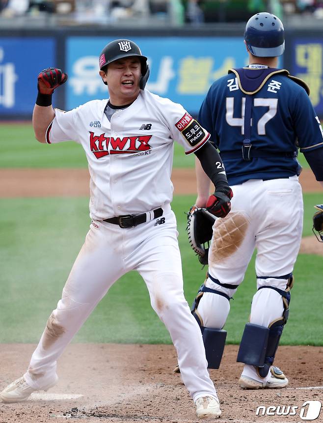 5일 오후 경기도 수원시 장안구 조원동 수원KT위즈파크에서 열린 프로야구 '2023 신한은행 SOL KBO 포스트시즌' 플레이오프 5차전 kt 위즈와 NC 다이노스의 경기 5회말 1사 주자 1,3루 상황 kt 김민혁 2루타에 홈으로 들어온 1루 주자 문상철이 포효하고 있다. 2023.11.5/뉴스1 ⓒ News1 박정호 기자