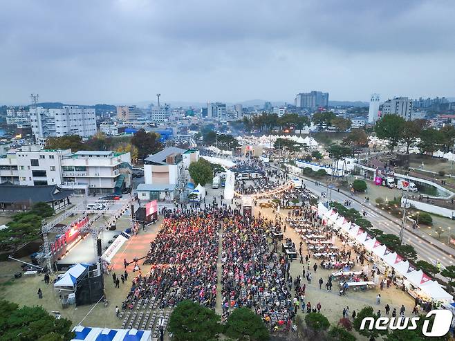 홍성 바베큐페스티벌이 열리고 있는 홍주읍성 일대 모습.(홍성군 제공)/뉴스1