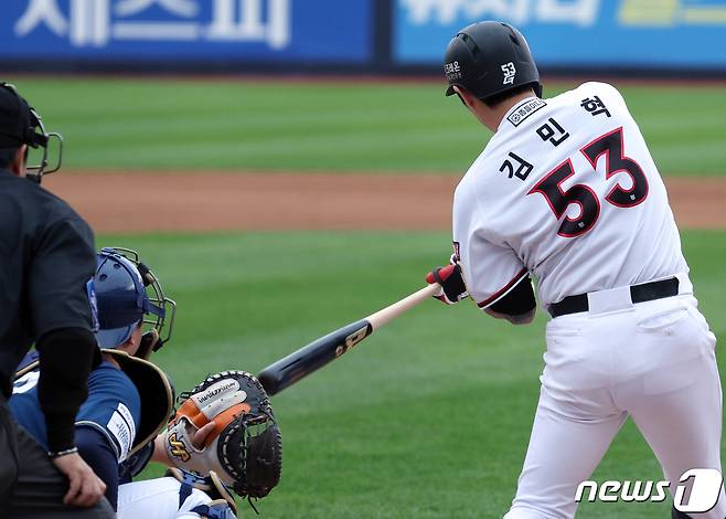 5일 오후 경기도 수원시 장안구 조원동 수원KT위즈파크에서 열린 프로야구 '2023 신한은행 SOL KBO 포스트시즌' 플레이오프 5차전 kt 위즈와 NC 다이노스의 경기 5회말 1사 주자 1,3루 상황 kt 김민혁이 2타점 2루타를 날리고 있다. 2023.11.5/뉴스1 ⓒ News1 박정호 기자