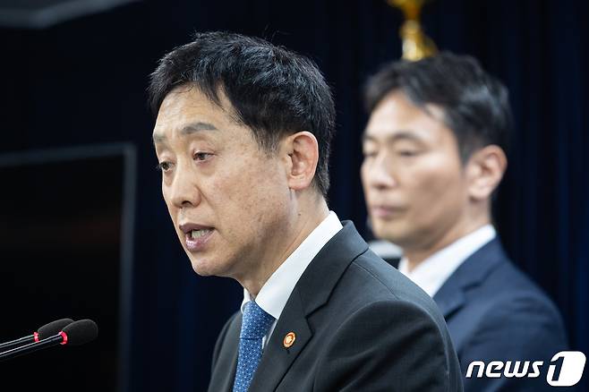 김주현 금융위원장(왼쪽)과 이복현 금융감독원장이 5일 서울 종로구 정부서울청사 브리핑룸에서 내년 상반기까지 공매도 전면 금지 및 전향적인 공매도 제도개선 추진을 밝히고 있다. 정부는 급증하는 시장 불확실성 확대에 선제적 대응 필요성과 함께 관행화된 불법 무차입 공매도 행위가 시장의 공정한 가격형성을 저해할 우려가 있다고 판단, 11월6일부터 내년 6월말까지 공매도를 전면금지하기로 의결했다고 밝혔다. 2023.11.5/뉴스1 ⓒ News1 유승관 기자