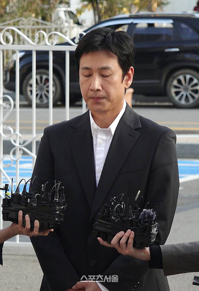 28일 마약 투약 혐의로 입건한 배우 이선균이 경찰 소환 조사를 받기 위해 28일 인천논현경찰서로 출석하고 있다.  인천 | 윤수경기자 yoonssu@sportsseoul.com