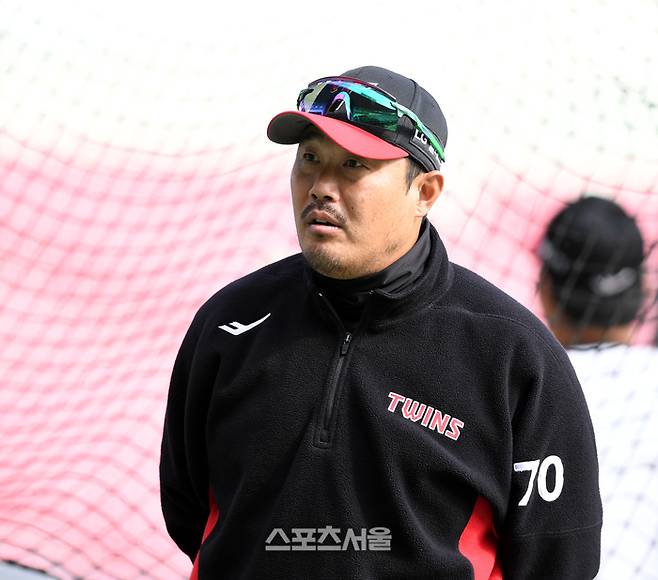LG 이호준 코치가 18일 잠실구장에서 열린 2023 KBO리그 NC와 경기 전 훈련을 지켜보고 있다. 2023. 4. 18. 잠실 | 최승섭기자 thunder@sportsseoul.com