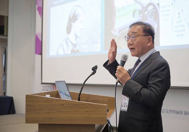 한림대학교 도헌학술원 일송기념사업회 제11회 일송학술심포지엄에서 기조발제 중인 김용학 연세대 명예교수.