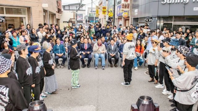 칠곡할매래퍼그룹 배틀대회에 참석한 보람할매연극단과 수니와칠공주 래퍼들이 배틀을 펼치고 있다. [사진출처=칠곡군 제공]