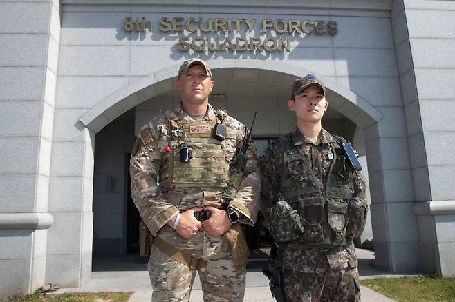 전북 군산기지에서는 지난 10월초부터 한미 군사경찰이 공동 근무를 서고 있다. /고운호 기자