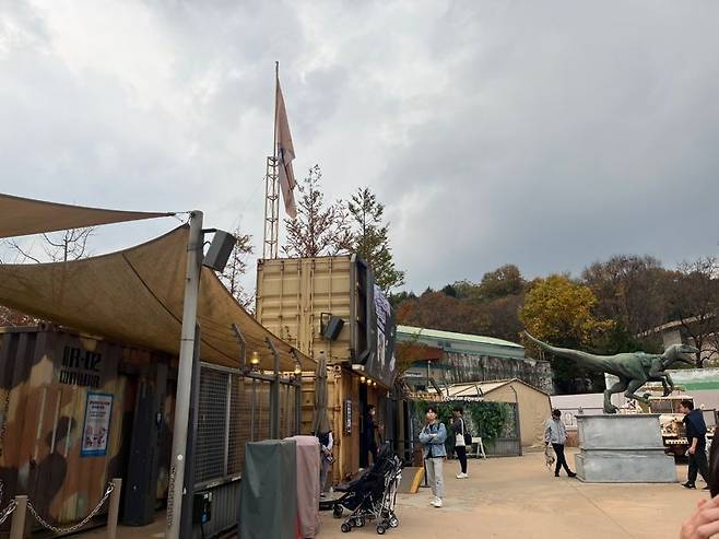 지난 3일 방문한 용인 에버랜드 '2023 게임문화축제(GCF)' 행사 현장 내 ‘랩터 레인저’의 공간을 재구성해 만든 퀘스트존에서 관람객들이 미션을 풀며 방탈출 게임을 하고 있다. 사진=임수빈 기자